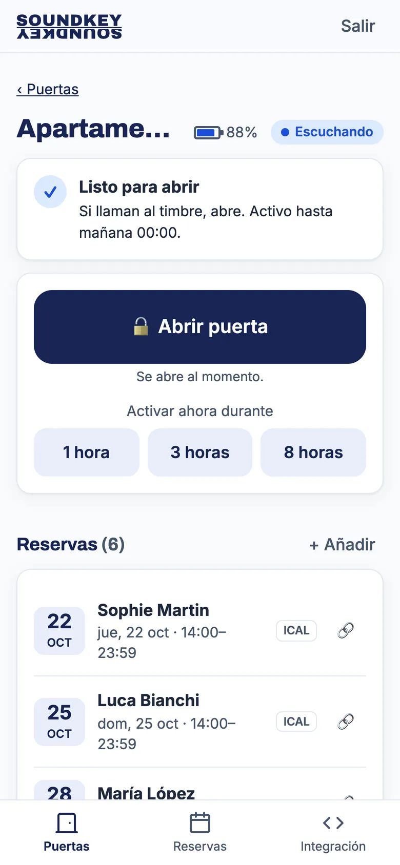 App de SoundKey: ficha de la puerta con el botón Abrir puerta, la batería y el estado Escuchando